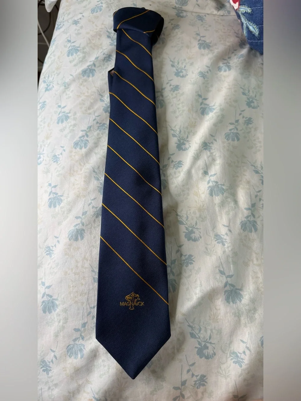 GIVENCHY GENTLEMEN PARIS Luxury Vintage Navy Silk Blend Tie | MAGNAVOX Logo
